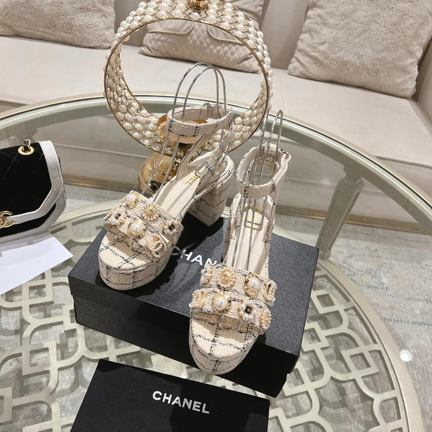 👟👟Ex-factory price 580👟👟 𝐂𝐇𝐀𝐍𝐄𝐋 | Xiaoxiang 25𝐬𝐬Spring and summer new products Counter classic catwalk models New series of high-heeled and waterproof platform sandals〰 A must-have in the fashion circle, the combination will interpret the meticulous, minimalist and classic elements that will never fade away It shows a unique dressing style that is too beautiful to say. A must-have for summer... Upper: Highly customized original specific fabrics. Lining: imported sheepskin lining. Outsole: original molded non-slip outsole. Heel height: 12cm. Waterproof platform: 2.5cm. Size: 35-39 (40.41.42 customization is not returnable)